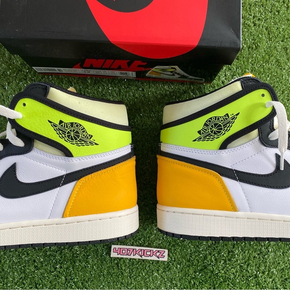 2021 AIR JORDAN 1 RETRO HIGH OG 'VOLT GOLD' size 12 - Picture 7 of 15